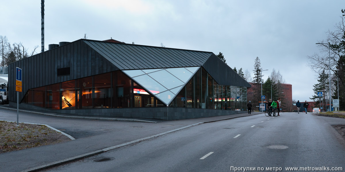 Фотография станции Aalto-yliopisto / Aalto-universitetet [Аа́лто-у́лио́писто] (Хельсинки). Наземный вестибюль станции. Западный вход «B» с улицы Знаний — Tietotie.