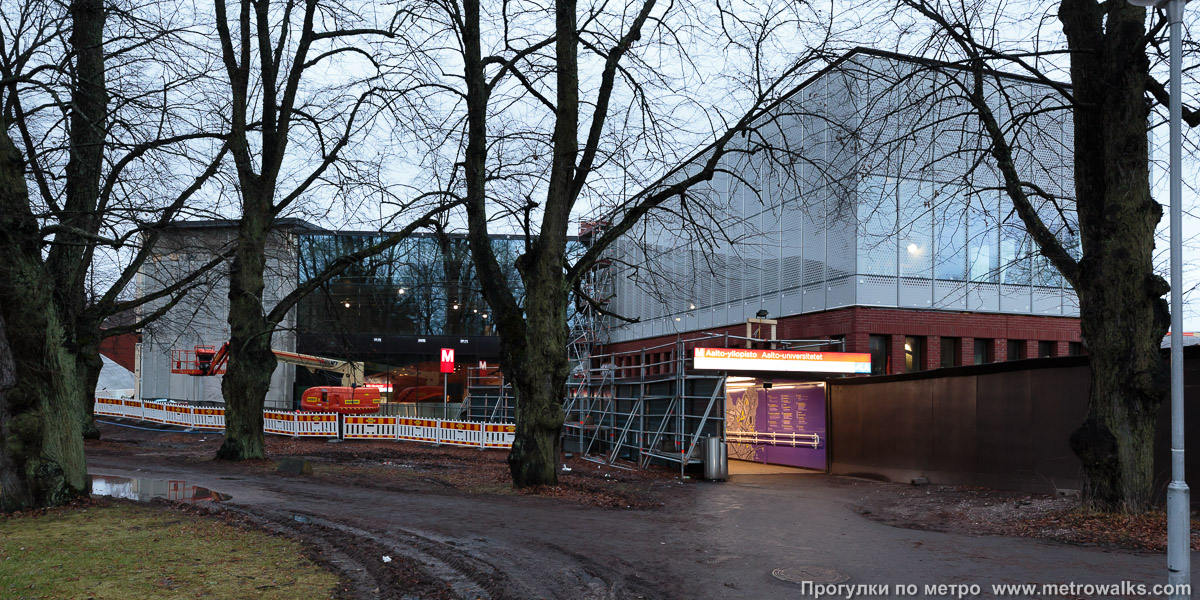 Фотография станции Aalto-yliopisto / Aalto-universitetet [Аа́лто-у́лио́писто] (Хельсинки). Наземный вестибюль станции. Восточный вход «A» со стороны улицы Otaniementie. Историческое фото через несколько дней после открытия, когда благоустройство ещё не было завершено.