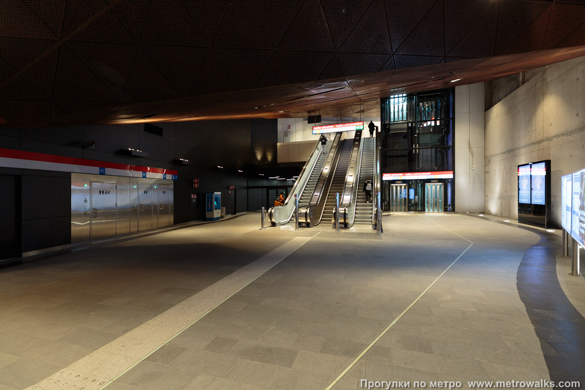 Фотография станции Aalto-yliopisto / Aalto-universitetet [Аа́лто-у́лио́писто] (Хельсинки). Подъём с подземного этажа вестибюля на наземный.