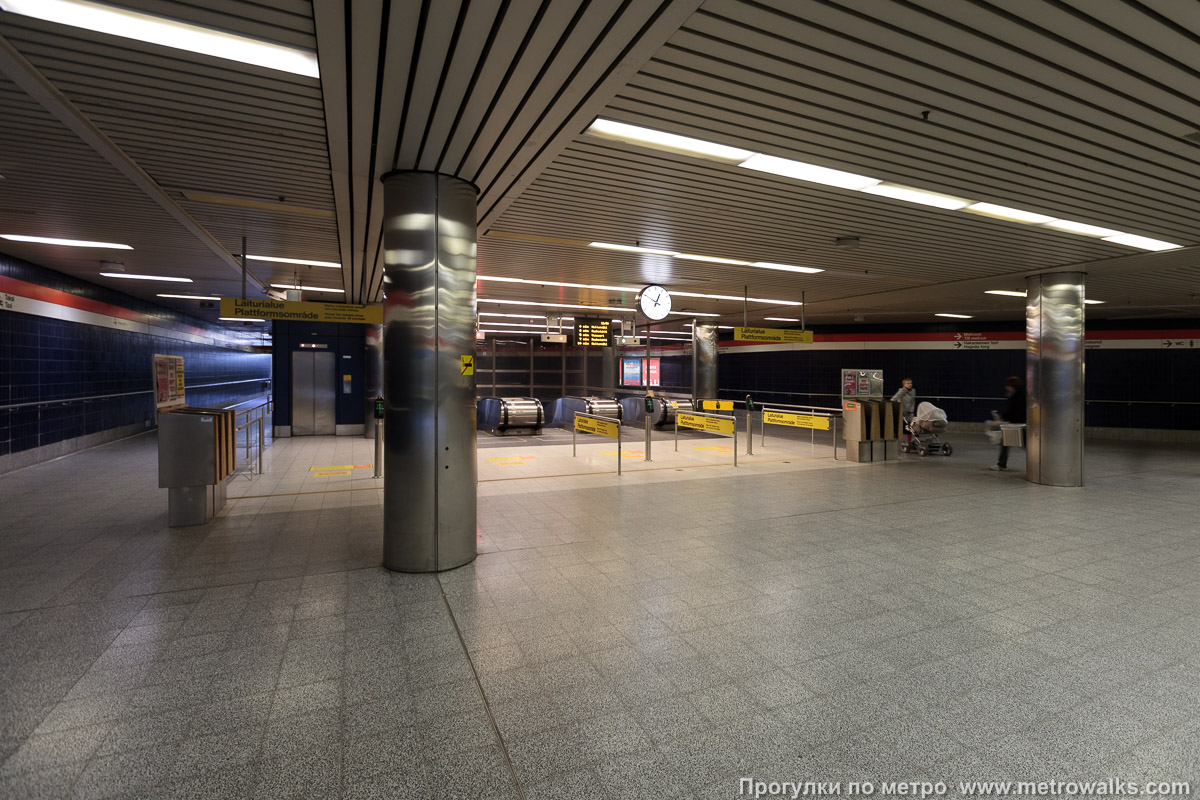 Фотография станции Hakaniemi / Hagnäs [Ха́каниэ́ми] (Хельсинки). Внутри вестибюля станции, общий вид.
