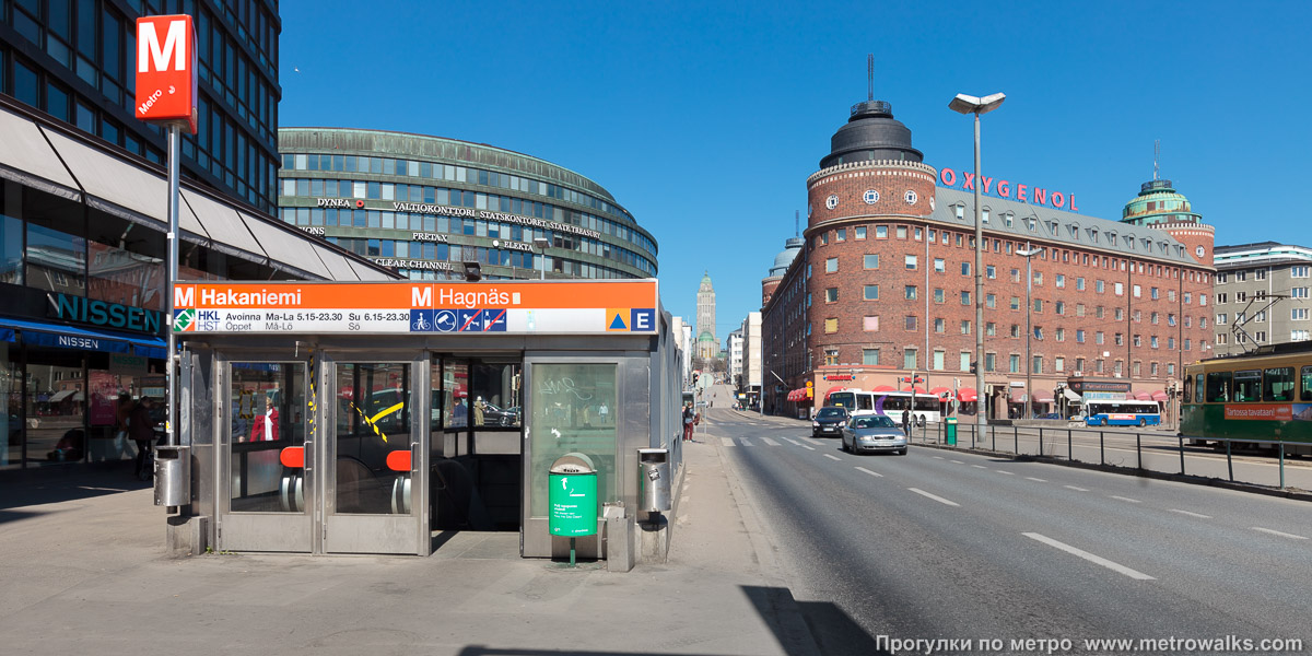 Фотография станции Hakaniemi / Hagnäs [Ха́каниэ́ми] (Хельсинки). Вход на станцию осуществляется через подземный переход.