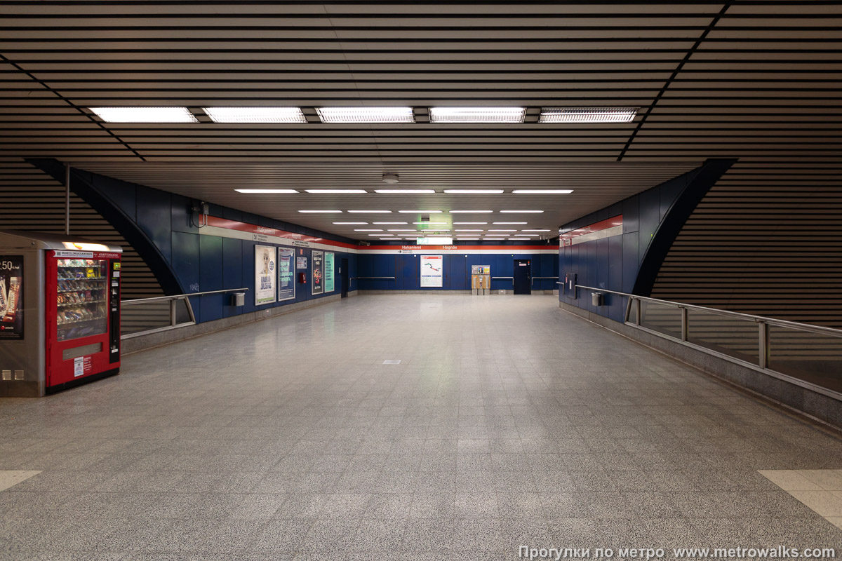 Фотография станции Hakaniemi / Hagnäs [Ха́каниэ́ми] (Хельсинки). Промежуточный зал между двумя группами эскалаторов. Ко второму выходу на Вторую линию.