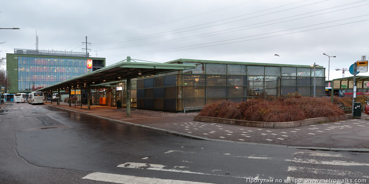 Фотография станции Herttoniemi / Hertonäs [Хе́рттониэ́ми] (Хельсинки). Наземный вестибюль станции.