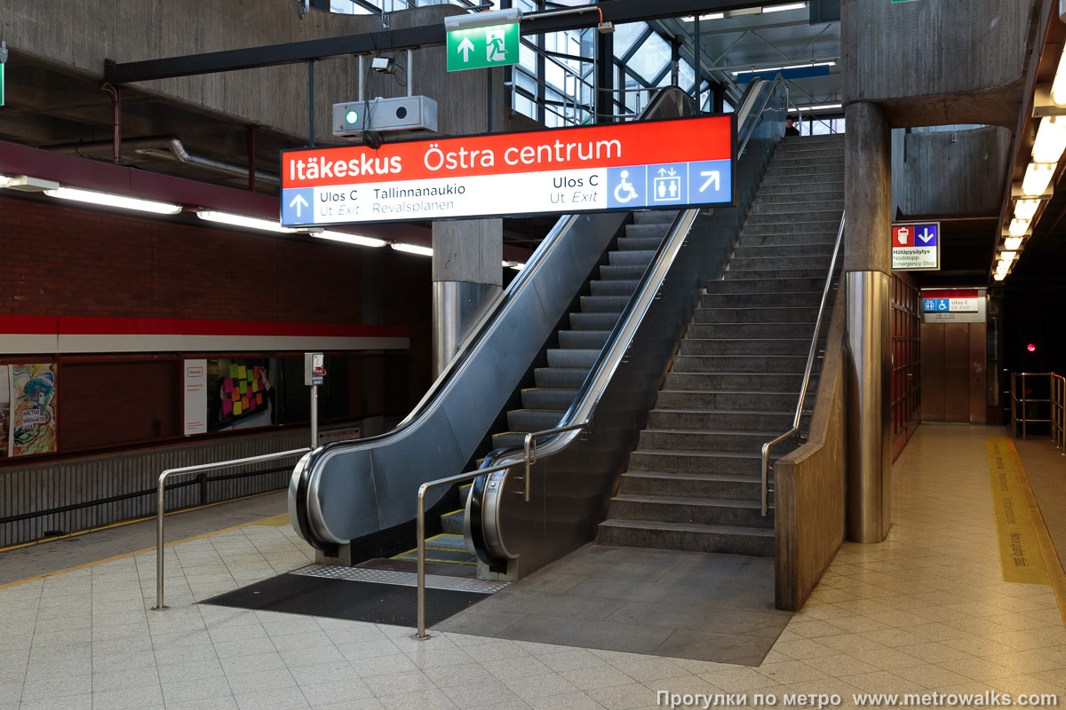Фотография станции Itäkeskus / Östra centrum [И́тяке́скус] (Хельсинки). Выход в город, эскалаторы начинаются прямо с уровня платформы.