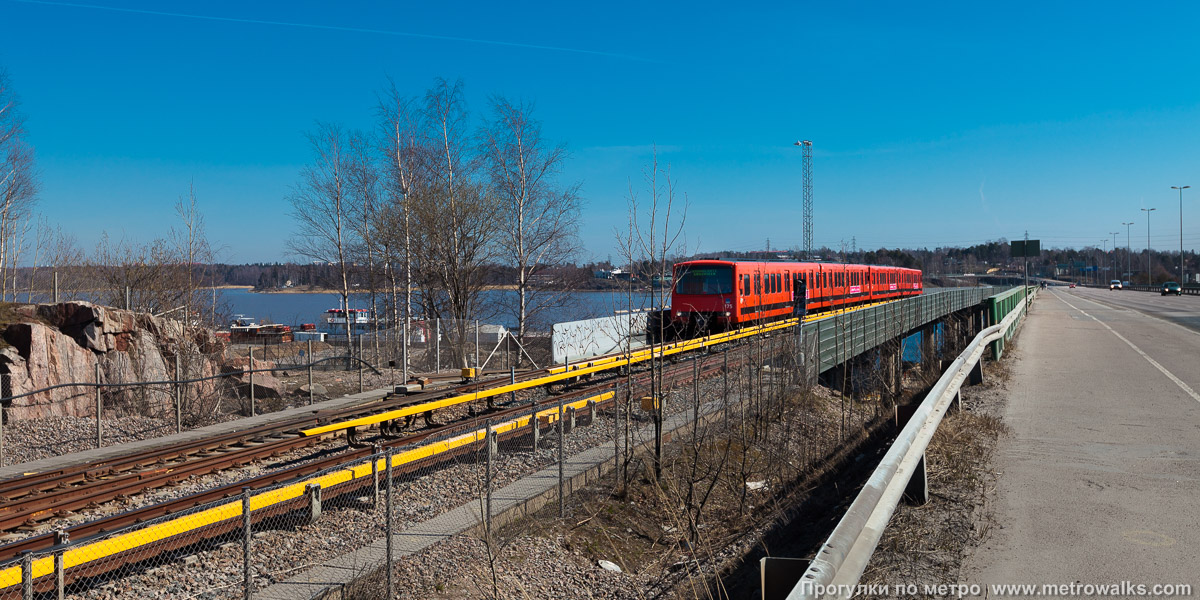 Фотография станции Kalasatama / Fiskehamnen [Ка́ласа́тама] (Хельсинки). Пути рядом со станцией.