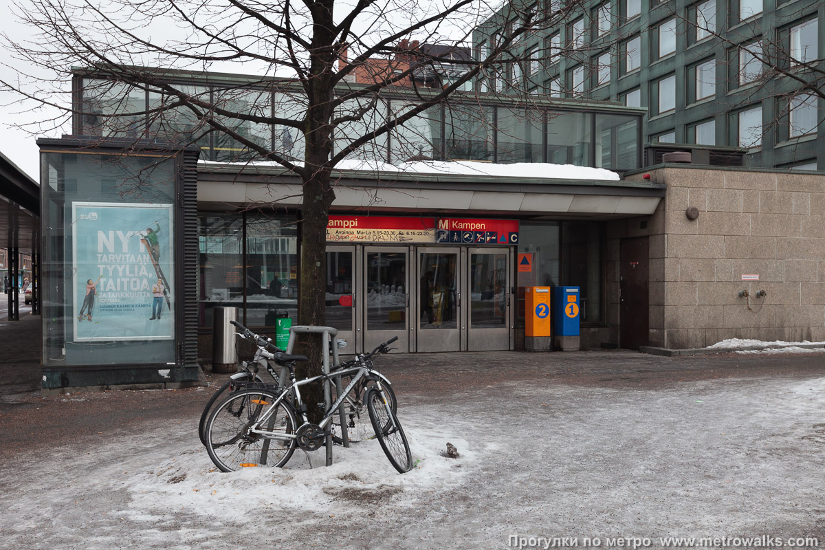 Фотография станции Kamppi / Kampen [Ка́мппи] (Хельсинки). Наземный вестибюль станции. Вопреки мнению приезжих, основной вход на станцию — отдельно стоящий павильон у перекрёстка Runeberginkatu и Salomonkatu.