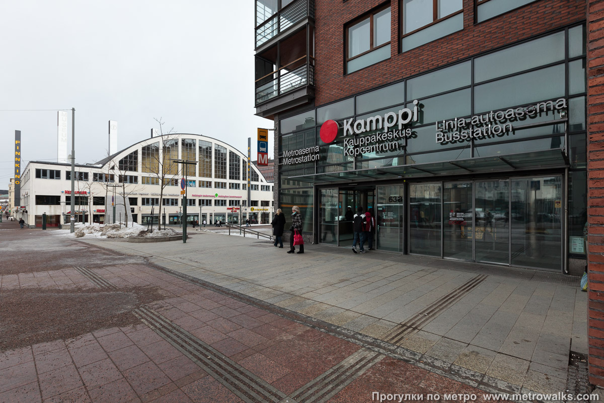 Фотография станции Kamppi / Kampen [Ка́мппи] (Хельсинки). Вход в наземный вестибюль крупным планом.
