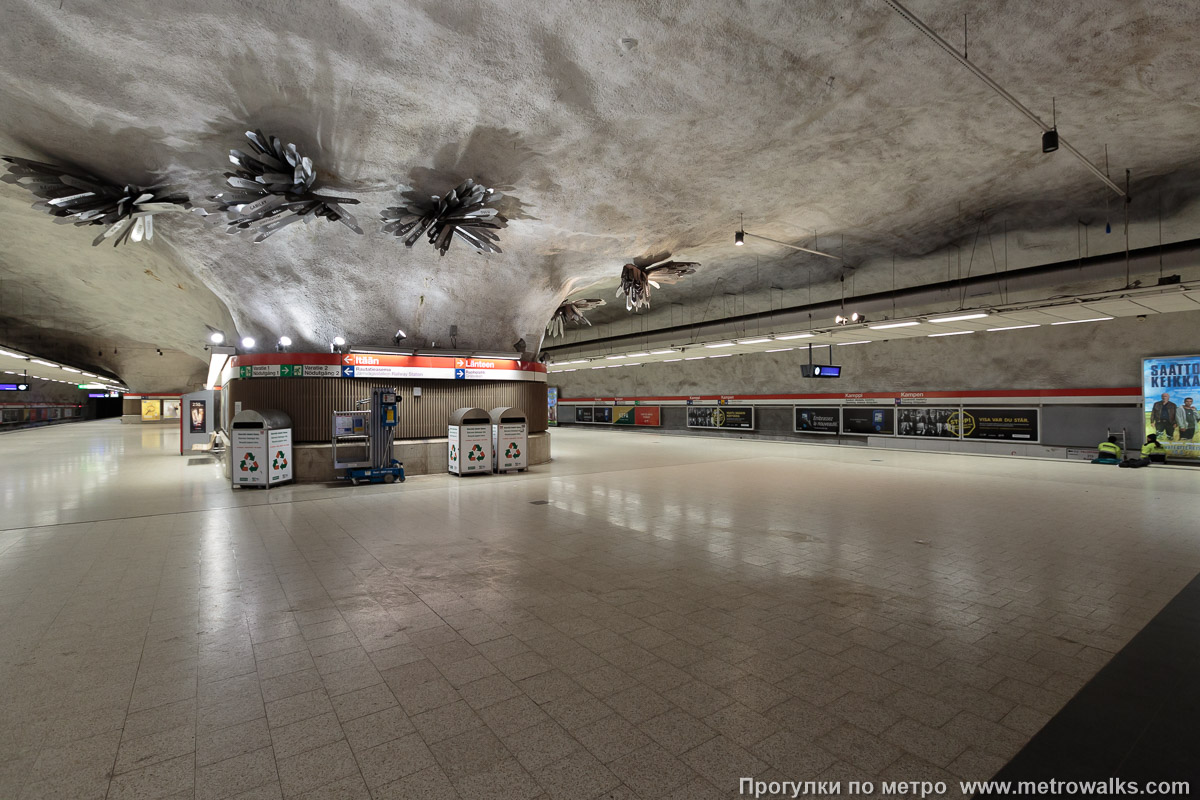 Фотография станции Kamppi / Kampen [Ка́мппи] (Хельсинки). Вид по диагонали.