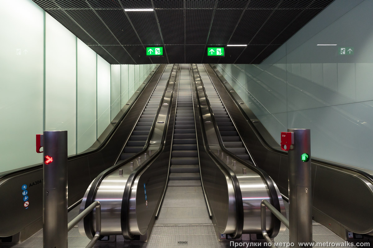 Фотография станции Keilaniemi / Kägeludden [Ке́йланиэ́ми] (Хельсинки). Выход в город, эскалаторы начинаются прямо с уровня платформы. На фото эскалаторы выхода «B» (у «A» — такие же).