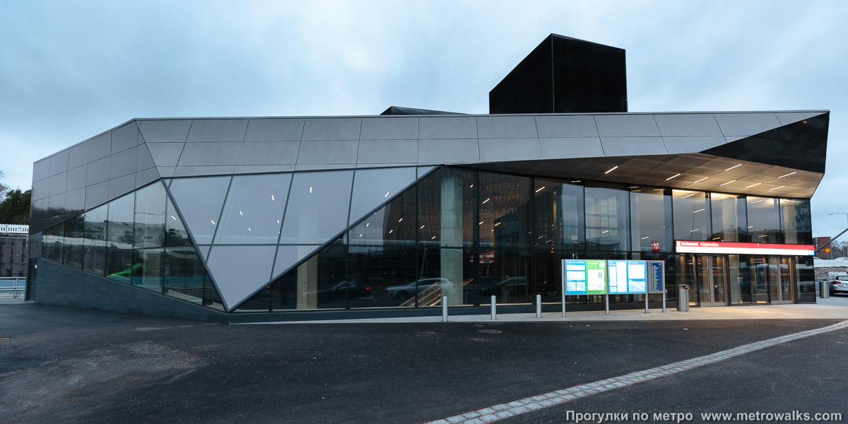 Фотография станции Keilaniemi / Kägeludden [Ке́йланиэ́ми] (Хельсинки). Наземный вестибюль станции. Вестибюль «A» (южный).