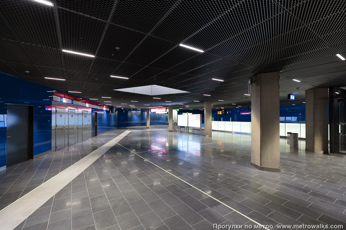 Фотография станции Keilaniemi / Kägeludden [Ке́йланиэ́ми] (Хельсинки). В подземном вестибюле станции, общий вид. Внутри здания вестибюль «B» несколько отличается от «A».