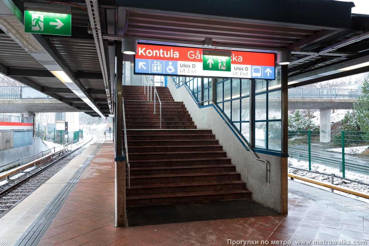 Фотография станции Kontula / Gårdsbacka [Ко́нтула] (Хельсинки). Выход в город осуществляется по лестнице. Дополнительный выход по лестнице в западной части платформы.