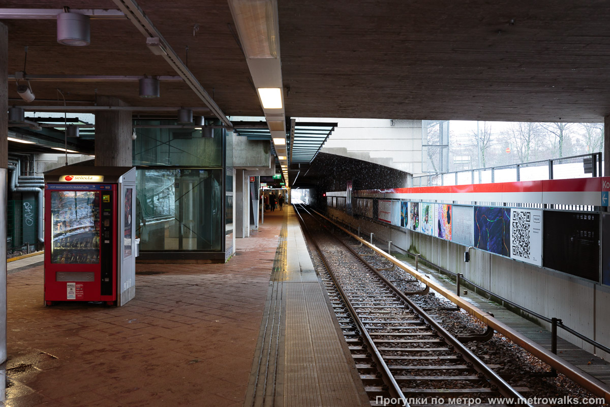 Фотография станции Kontula / Gårdsbacka [Ко́нтула] (Хельсинки). Продольный вид вдоль края платформы. В центральной части станции.