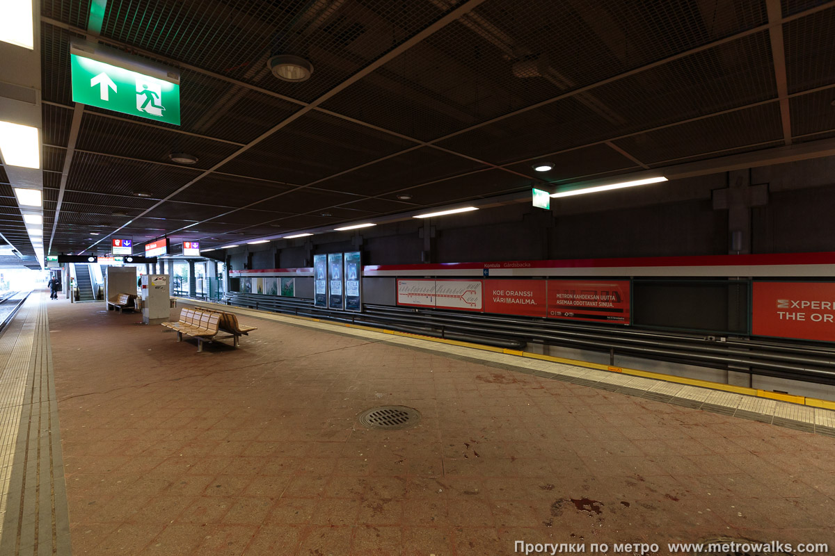 Фотография станции Kontula / Gårdsbacka [Ко́нтула] (Хельсинки). Вид по диагонали.
