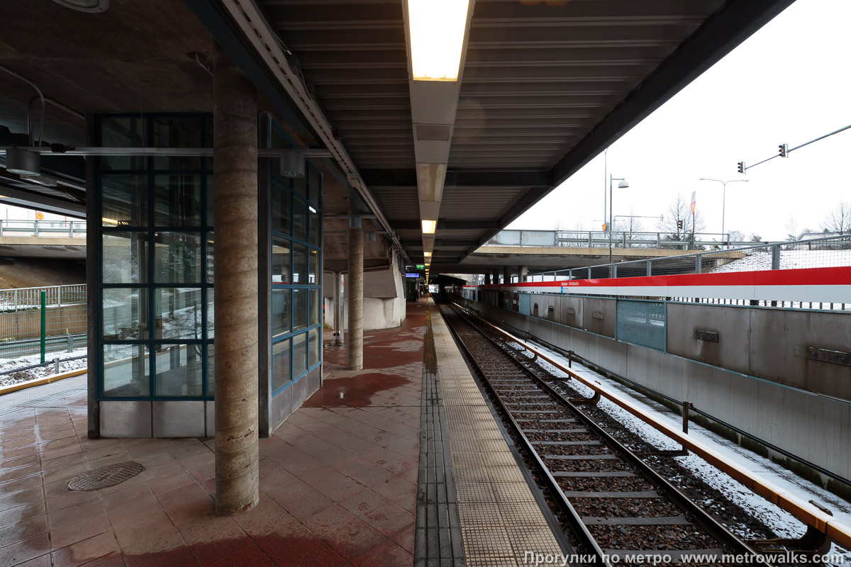 Фотография станции Kontula / Gårdsbacka [Ко́нтула] (Хельсинки). Продольный вид вдоль края платформы. В западной части станции.