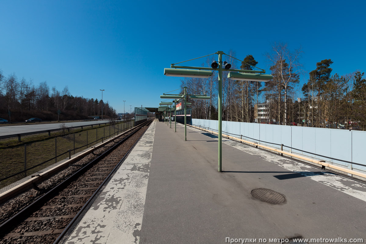 Фотография станции Kulosaari / Brändö [Ку́лосаа́ри] (Хельсинки). Противоположная от входа часть станции. Историческое фото 2009 года до реконструкции станции.