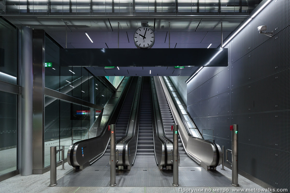 Фотография станции Lauttasaari / Drumsö [Ла́уттасаа́ри] (Хельсинки). Выход в город, эскалаторы начинаются прямо с уровня платформы.