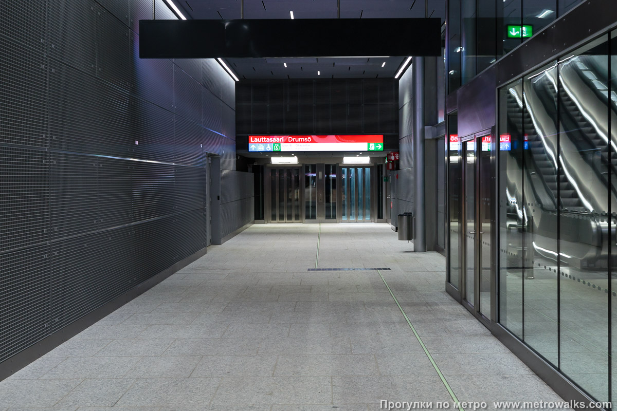 Фотография станции Lauttasaari / Drumsö [Ла́уттасаа́ри] (Хельсинки). Проход к лифту.