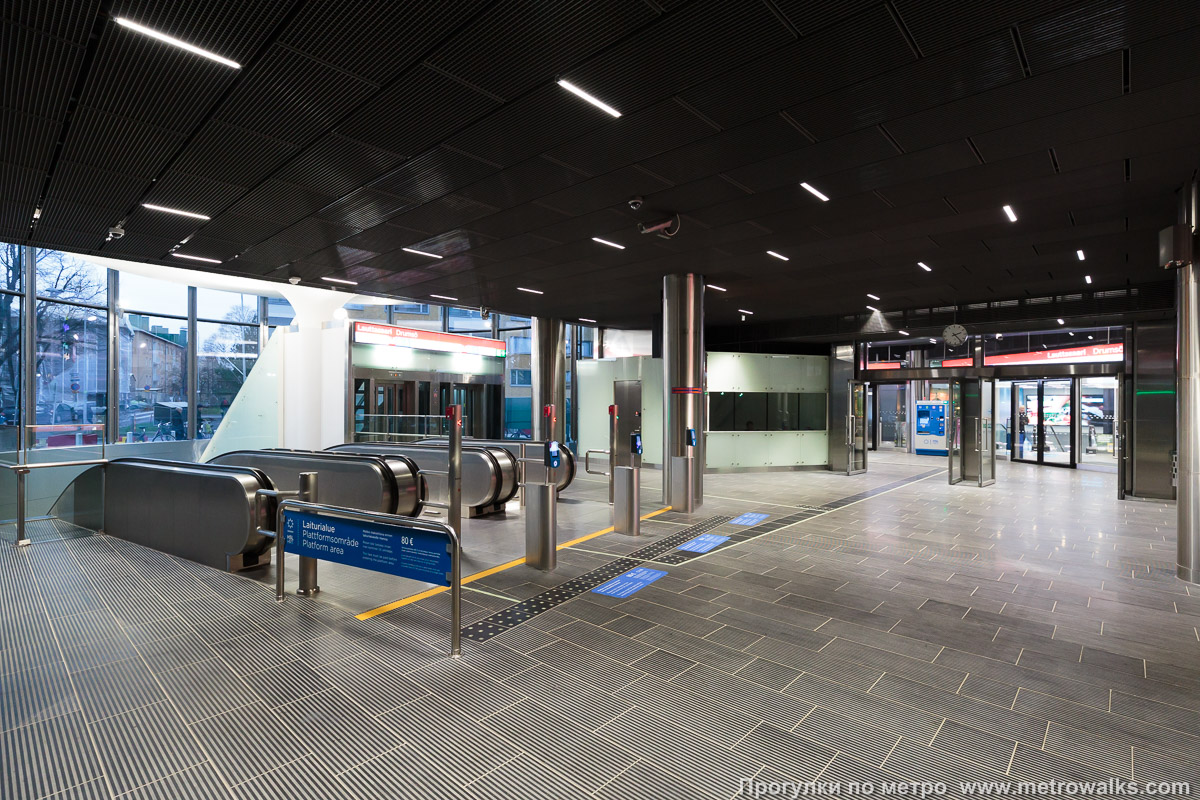 Фотография станции Lauttasaari / Drumsö [Ла́уттасаа́ри] (Хельсинки). Внутри вестибюля станции, общий вид. Восточный вестибюль — полностью наземный.