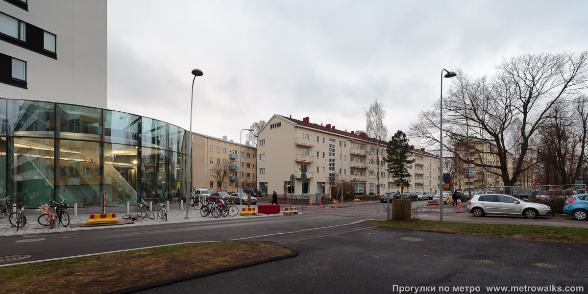 Фотография станции Lauttasaari / Drumsö [Ла́уттасаа́ри] (Хельсинки). Общий вид окрестностей станции. Улица Otavantie рядом с восточным входом на станцию.