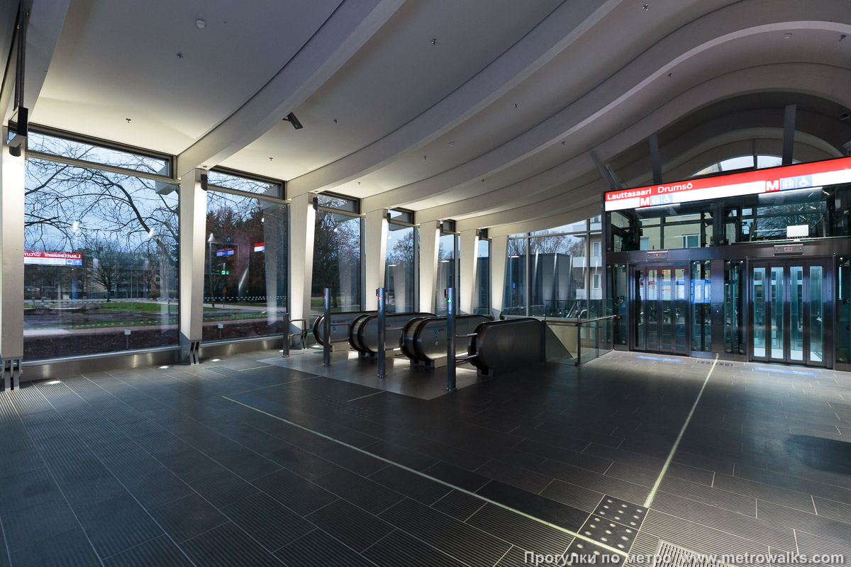 Фотография станции Lauttasaari / Drumsö [Ла́уттасаа́ри] (Хельсинки). Внутри вестибюля станции, общий вид. Наземный этаж западного вестибюля.