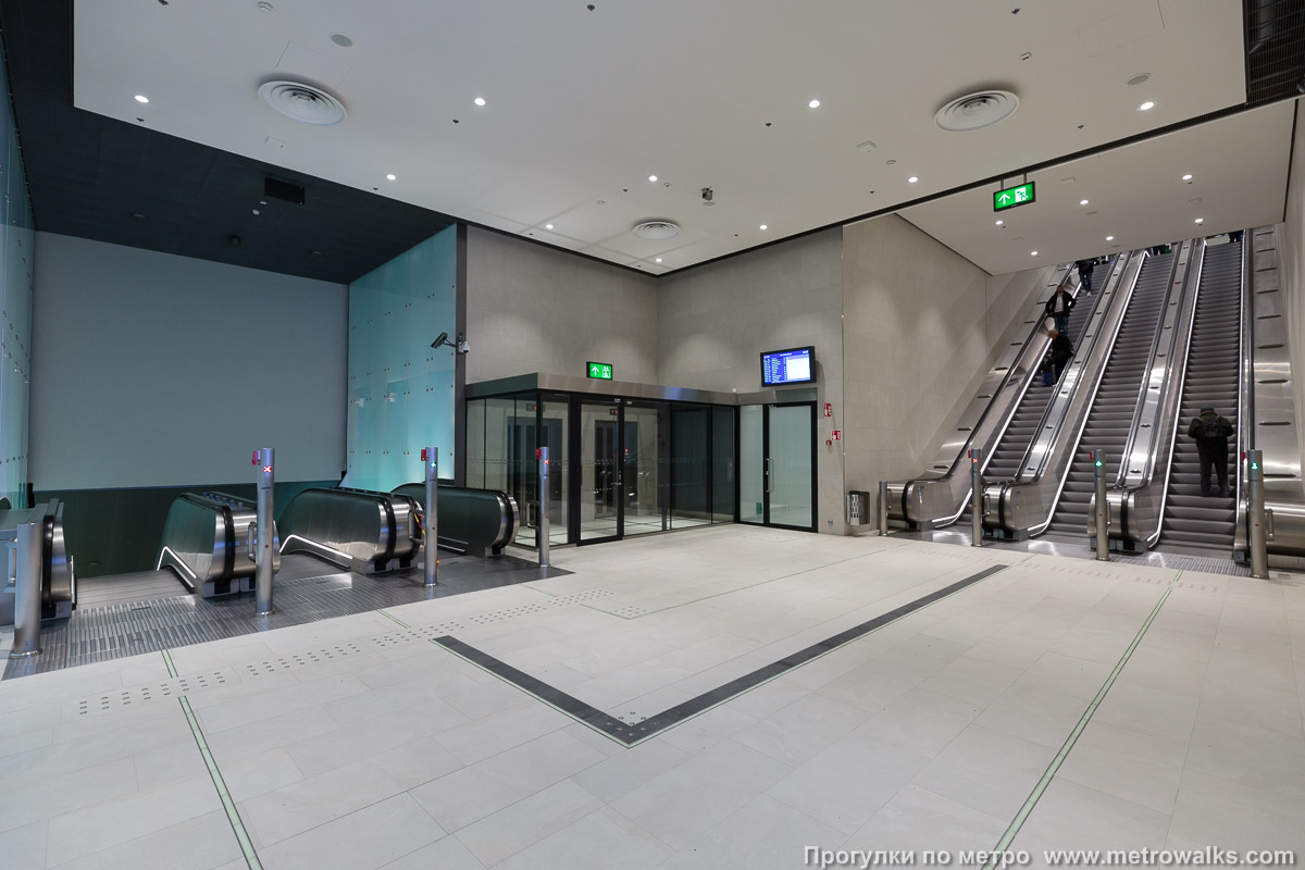 Фотография станции Matinkylä / Mattby [Ма́тинкю́ля] (Хельсинки). Промежуточный зал между двумя группами эскалаторов.