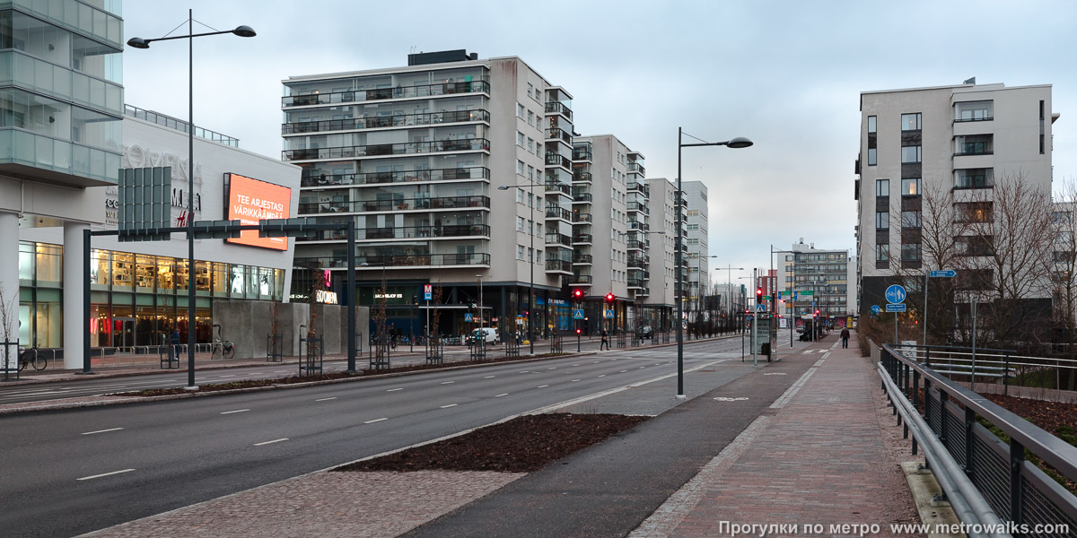 Фотография станции Matinkylä / Mattby [Ма́тинкю́ля] (Хельсинки). Общий вид окрестностей станции. Улица Piispansilta.