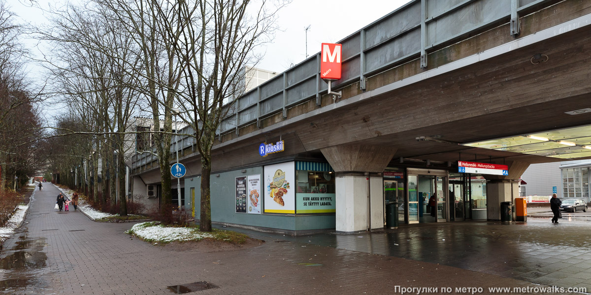 Фотография станции Mellunmäki / Mellungsbacka [Ме́ллунмя́ки] (Хельсинки). Наземный вестибюль станции. Вестибюль западного входа.