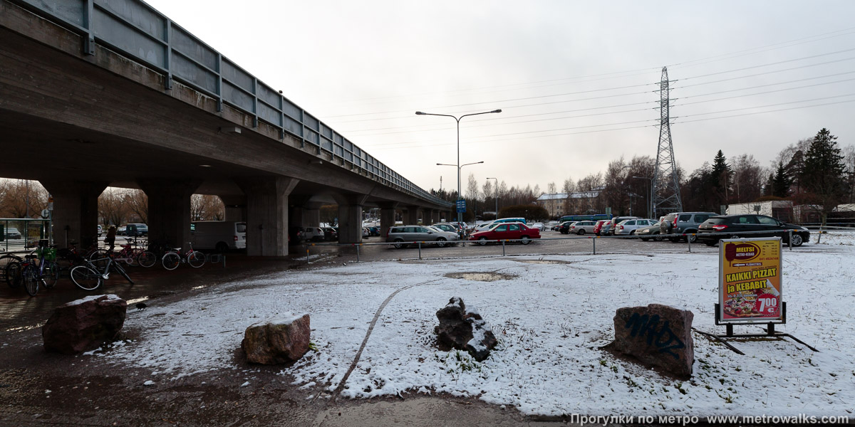 Фотография станции Mellunmäki / Mellungsbacka [Ме́ллунмя́ки] (Хельсинки). Общий вид окрестностей станции.