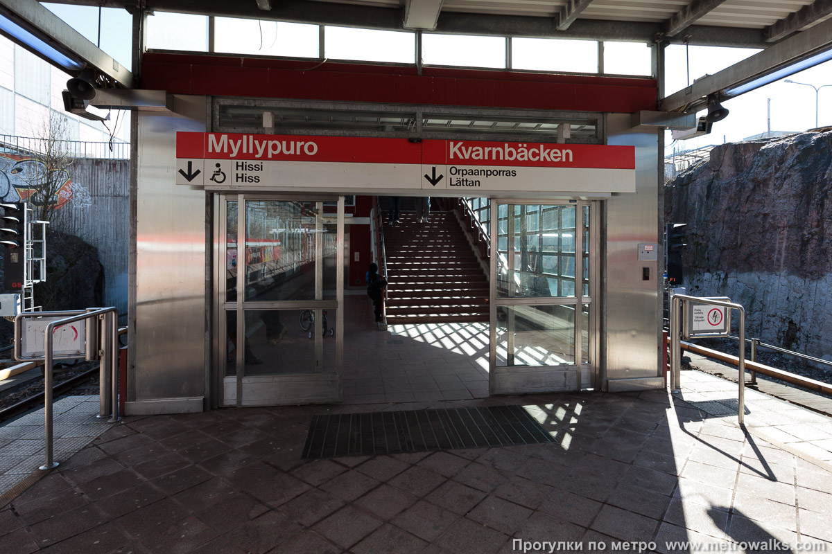 Фотография станции Myllypuro / Kvarnbäcken [Мю́ллюпу́ро] (Хельсинки). Часть станции около выхода в город. Основной выход с южной стороны платформы.