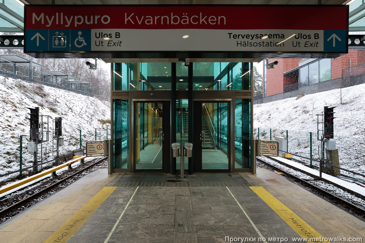 Фотография станции Myllypuro / Kvarnbäcken [Мю́ллюпу́ро] (Хельсинки). Часть станции около выхода в город. Дополнительный выход с северной стороны станции.