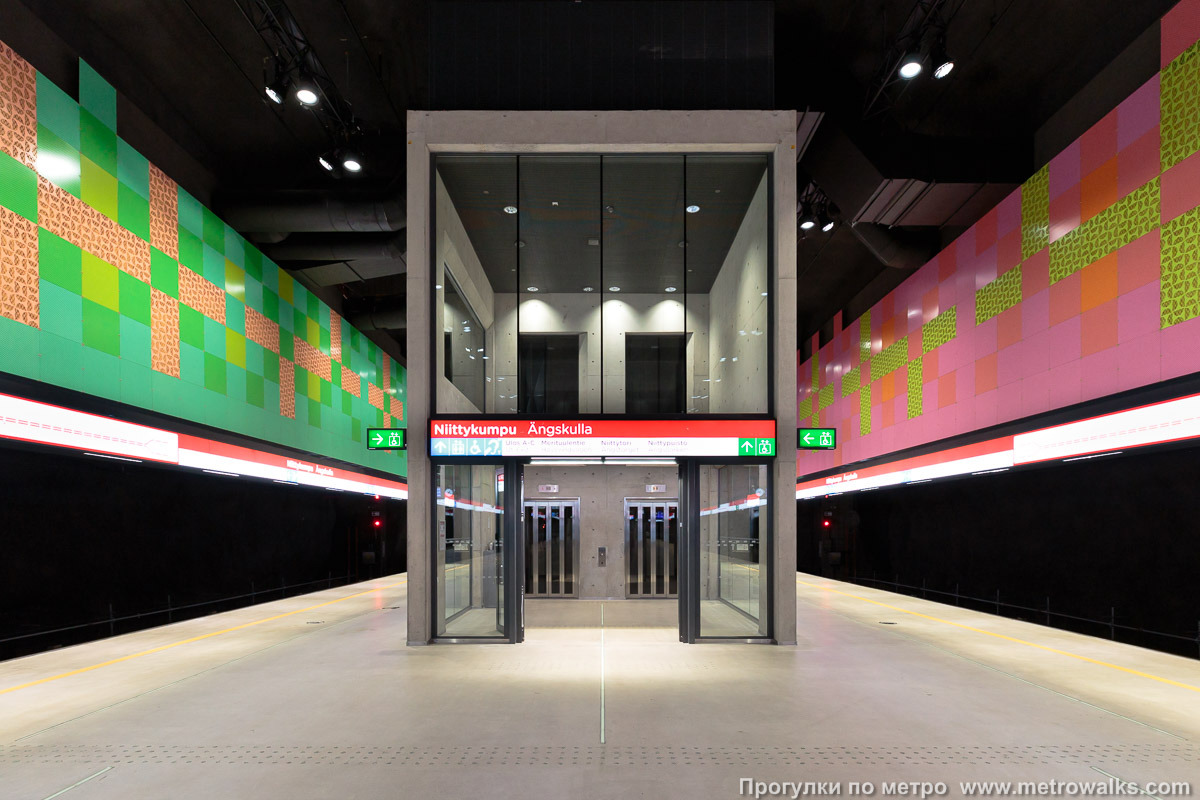Фотография станции Niittykumpu / Ängskulla [Нии́ттюку́мпу] (Хельсинки). Часть станции около выхода в город. С восточной стороны станции выход только на лифтах.