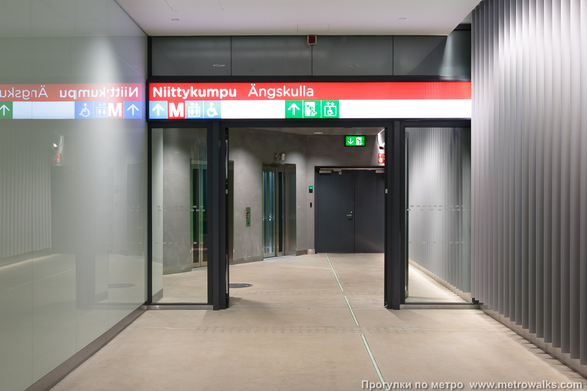 Фотография станции Niittykumpu / Ängskulla [Нии́ттюку́мпу] (Хельсинки). Лифт в вестибюле станции.