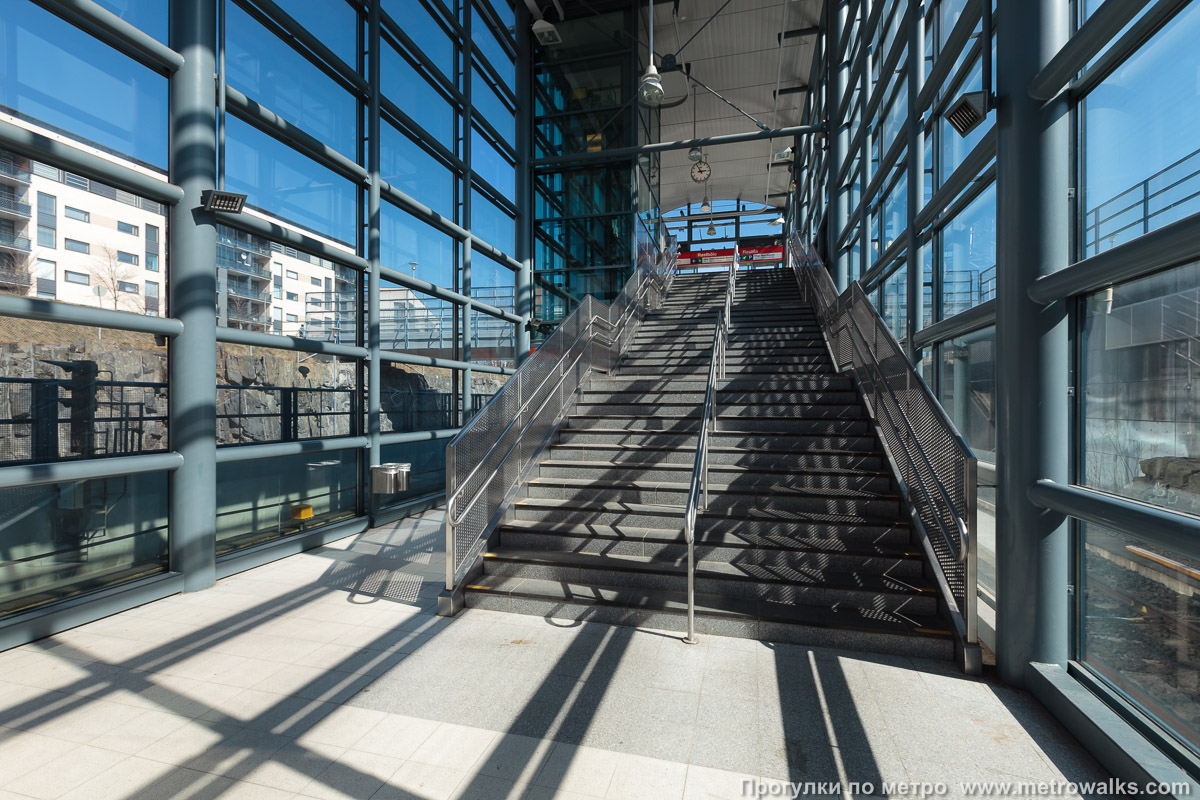 Фотография станции Rastila / Rastböle [Ра́стила] (Хельсинки). Выход в город осуществляется по лестнице. На фото лестница восточного выхода.