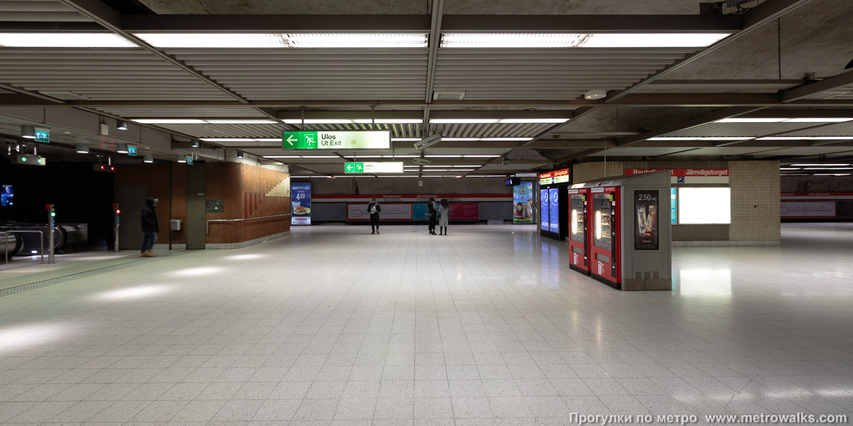 Фотография станции Rautatientori / Järnvägstorget [Ра́утатиэ́нто́ри] (Хельсинки). Поперечный вид. В аванзале около входа.