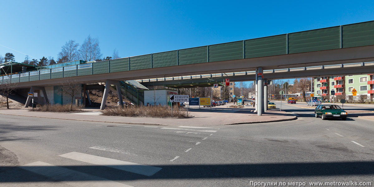 Фотография станции Siilitie / Igelkottsvägen [Сии́литиэ́] (Хельсинки). Общий вид окрестностей станции.