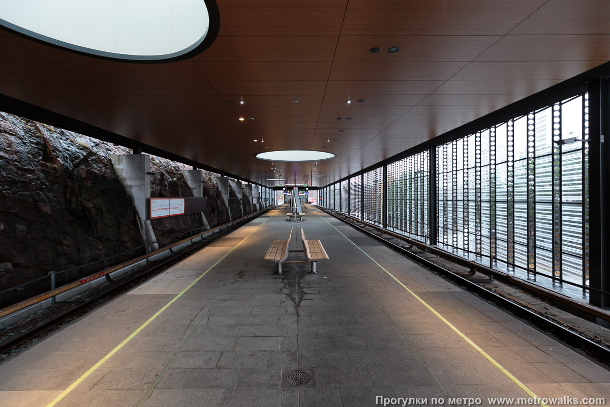 Фотография станции Siilitie / Igelkottsvägen [Сии́литиэ́] (Хельсинки). Общий вид по оси станции от глухого торца в сторону выхода.