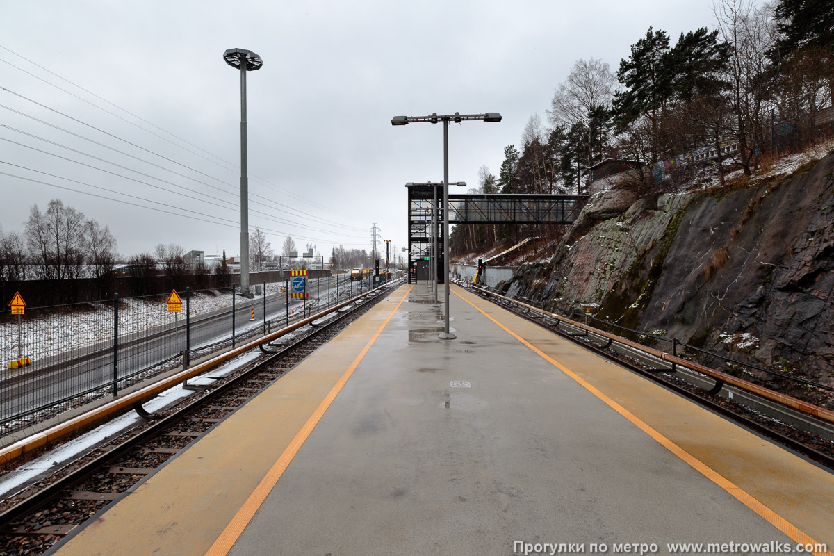 Фотография станции Siilitie / Igelkottsvägen [Сии́литиэ́] (Хельсинки). Противоположная от входа часть станции. Реконструкция здесь не проводилась из-за сокращения длины поездов к 2017 году.