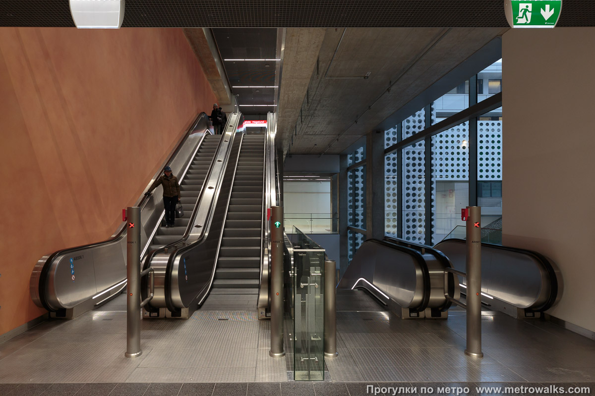 Фотография станции Tapiola / Hagalund [Та́пиола] (Хельсинки). Эскалаторы в вестибюле. Ещё два яруса поэтажных эскалаторов связывают верхний и нижний этажи наземного вестибюля.