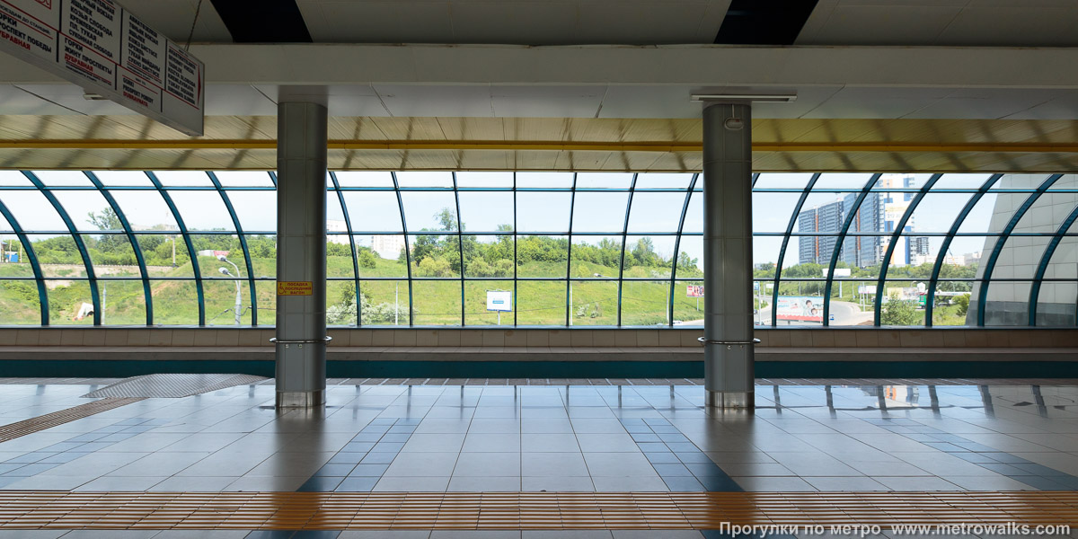 Фотография станции Аметьево / Әмәт (Казань). Поперечный вид, проходы между колоннами из центрального зала на платформу.