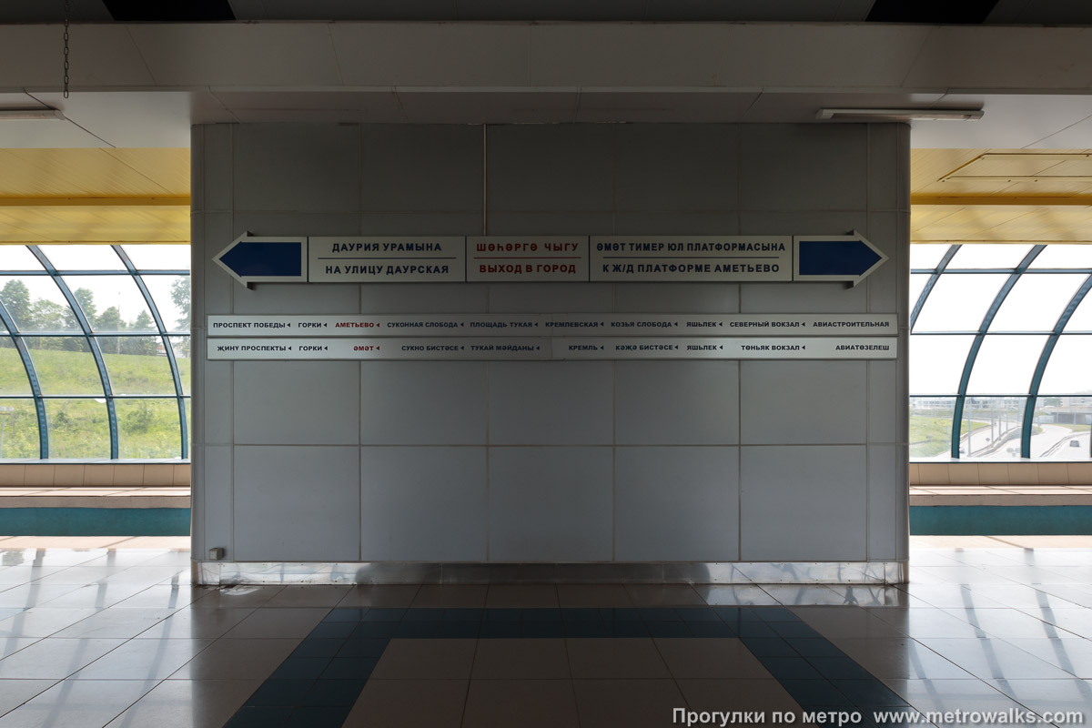 Фотография станции Аметьево / Әмәт (Казань). Схема линии на станционной стене.