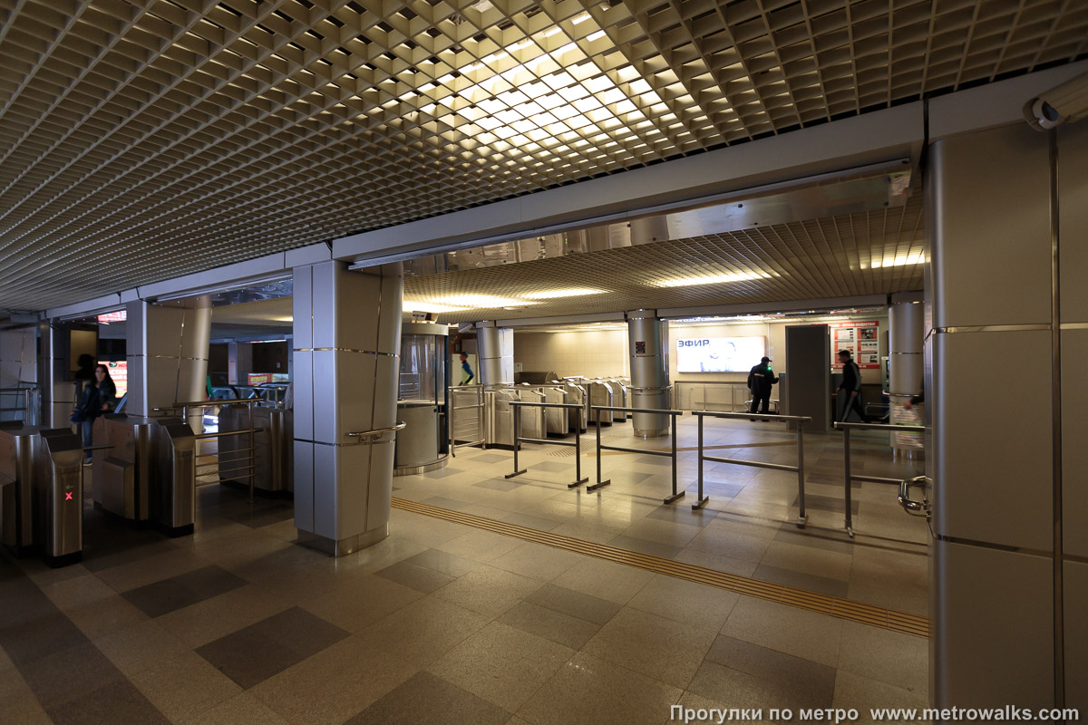 Фотография станции Козья слобода / Кәҗә бистәсе (Казань). Внутри вестибюля станции, общий вид. Это северный вестибюль, южный выглядит аналогично.