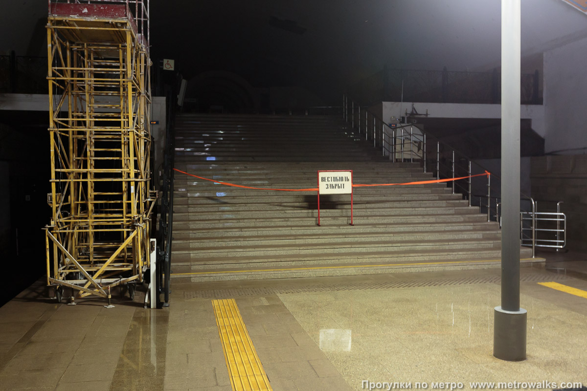 Фотография станции Кремлёвская / Кремль (Казань). Выход в город осуществляется по лестнице. Юго-восточный выход долгие годы был закрыт и погружён во тьму, но этому пришёл конец (историческое фото 2016 года).