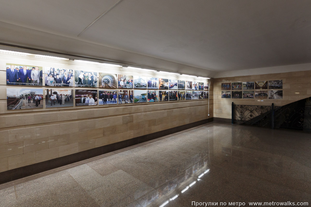 Фотография станции Кремлёвская / Кремль (Казань). Декоративное оформление вестибюля станции. Между турникетами и спуском на платформу находится небольшой холл, в котором размещена экспозиция фотографий строительства станции.