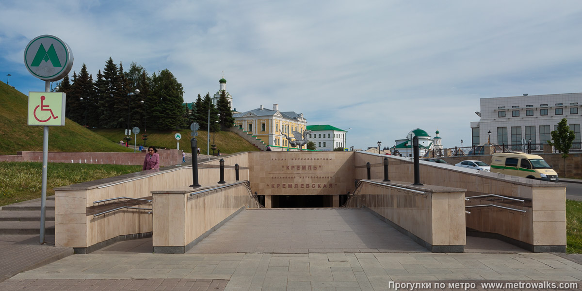 Фотография станции Кремлёвская / Кремль (Казань). Вход на станцию осуществляется через подземный переход. Спуск в подземный переход с площади Тысячелетия.