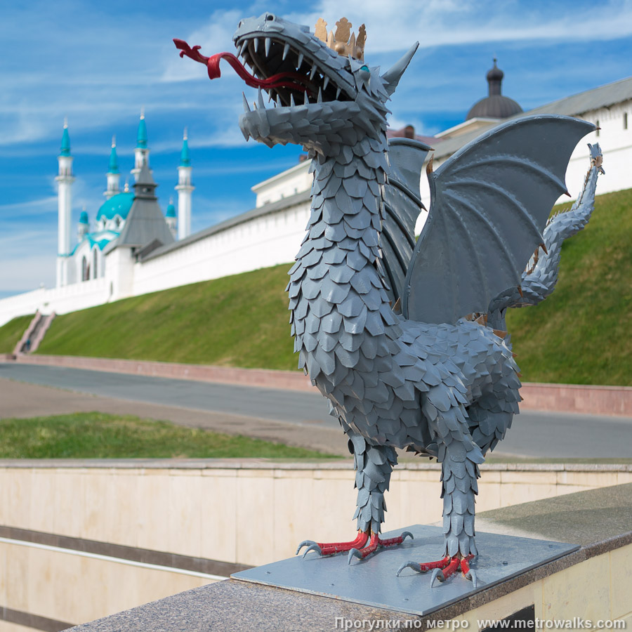 Фотография станции Кремлёвская / Кремль (Казань). Декоративное оформление входа на станцию. Над входом на станцию сидит ещё один дракончик Зилант, тотемный монстр-покровитель Казанского метрополитена.