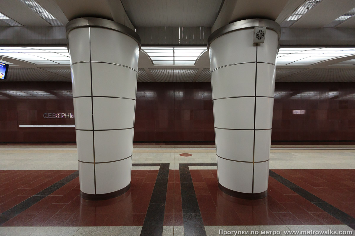 Фотография станции Северный вокзал / Төньяк вокзал (Казань). Поперечный вид. В центре станции для усиления конструкции одна пара колонн установлена с меньшим шагом.