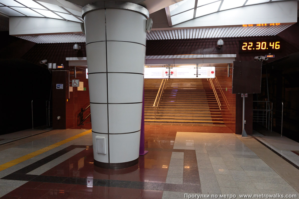 Фотография станции Северный вокзал / Төньяк вокзал (Казань). Выход в город осуществляется по лестнице. Южный выход — на улицу Декабристов и к трамвайной остановке.