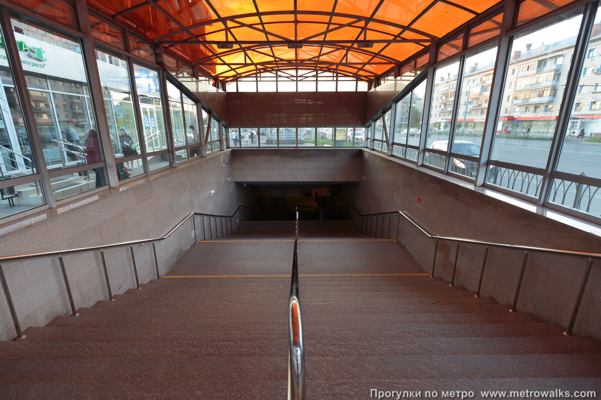 Фотография станции Яшьлек (Казань). Лестница подземного перехода.