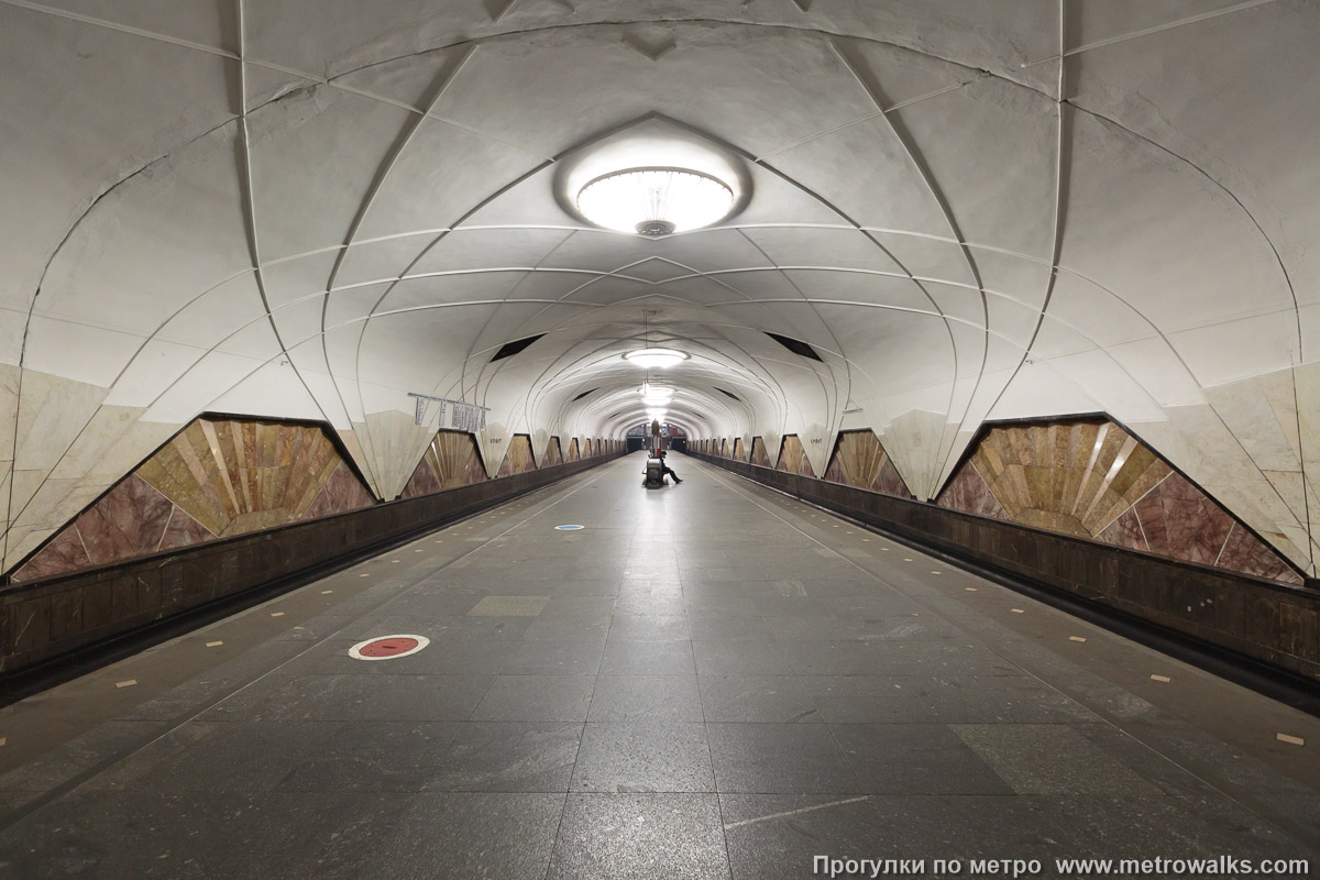 Фотография станции Аэропорт (Замоскворецкая линия, Москва). Продольный вид по оси станции.